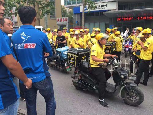 实拍美团饿了么员工打群架 吃瓜群众还原事件真相_https://www.tiejiang.org_互联网最新资讯_第2张