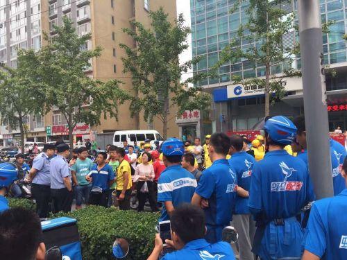 实拍美团饿了么员工打群架 吃瓜群众还原事件真相_https://www.tiejiang.org_互联网最新资讯_第3张